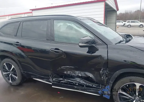 2022 Toyota Highlander Xse z USA, uszkodzony, nr VIN 5TDLZRBH1NS189420